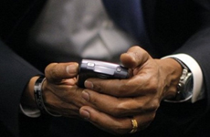 Barak Obama tient à son Blackberry