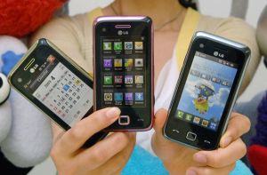 Les ventes de téléphones mobiles continuent de décroître, mais moins vite