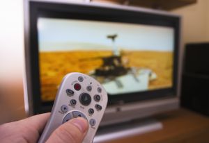 Les médias sociaux très minoritaires dans le choix des programmes TV