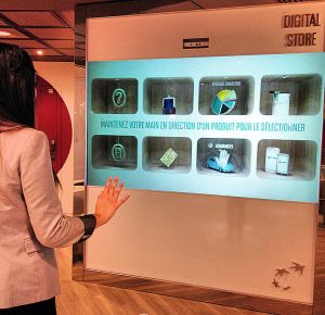 Un mur digital et une tablette chez BNP Paribas pour choisir ses produits