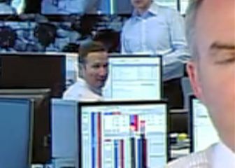 Film&eacute; en train d'ouvrir des emails sexy au travail
